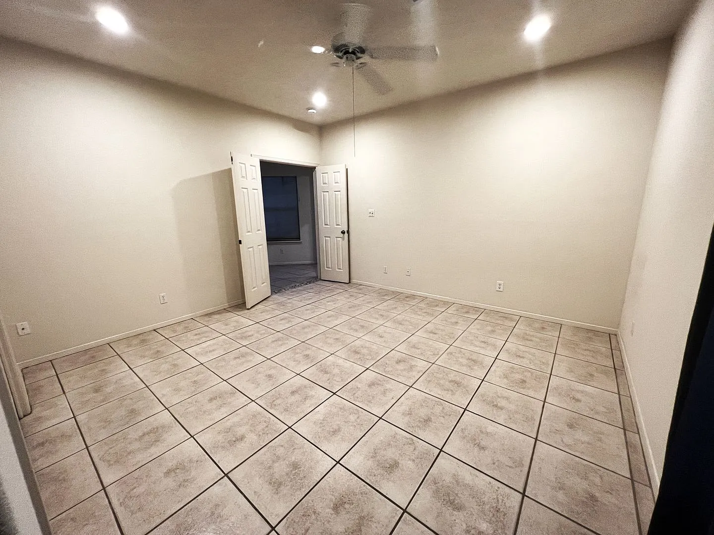 Beautiful 3 Bed 2 Bathroom home with Large Backyard — Photo 3