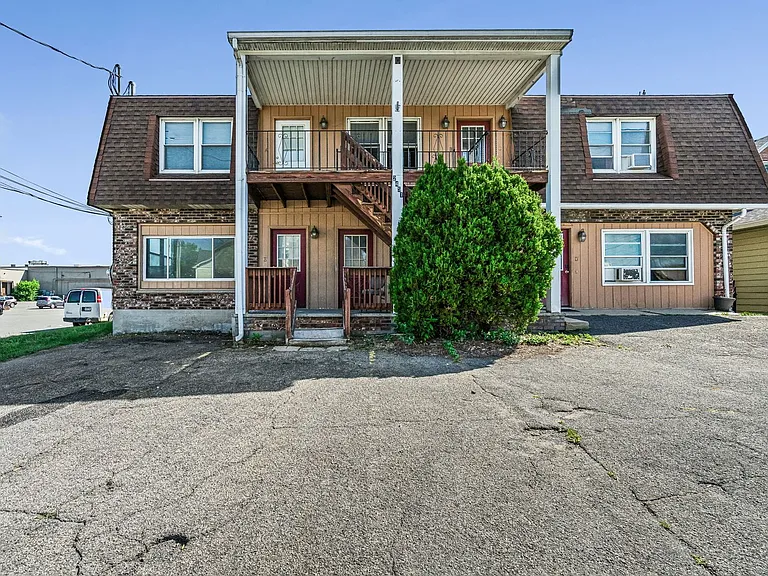 2451 Albany St — Photo 17