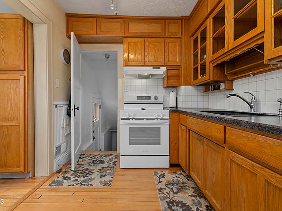 4th image of 606 N 10th St