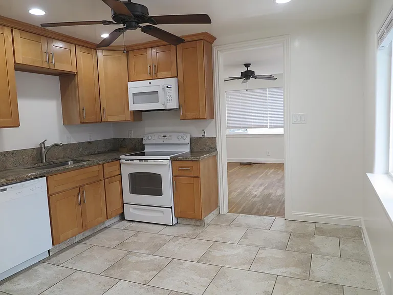1305 W 6th St — Photo 8