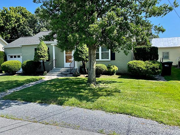 Parking available also in front.