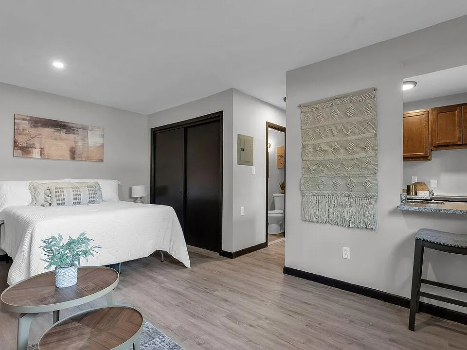 1352 Clarence Ave #34