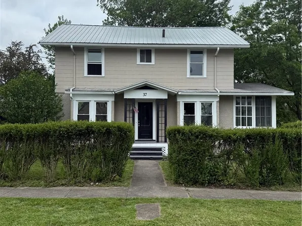 37 Peacock St, Auburn, NY 13021