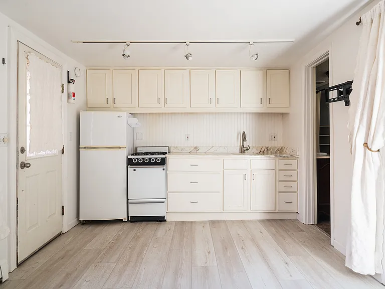 102 Waterview Dr — Photo 4