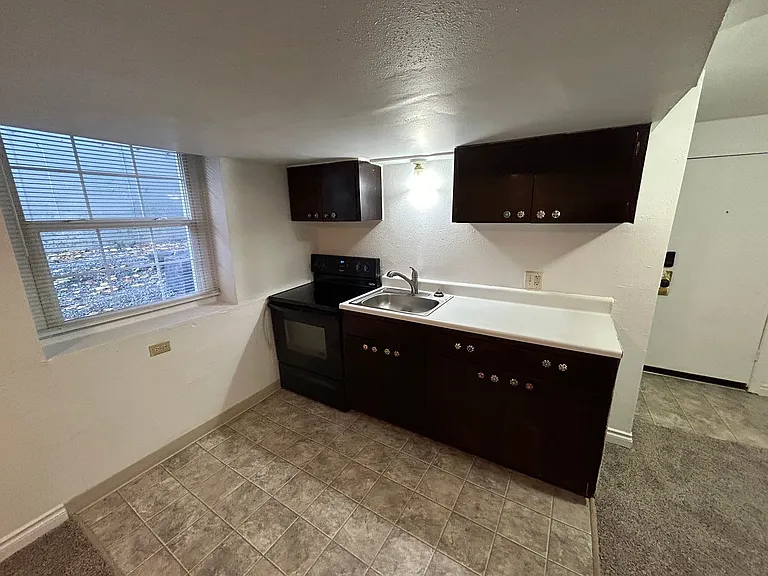 1424 West 10th Apartments — Photo 11