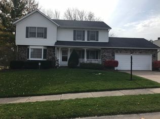 1745 Queens Dr, Bettendorf, IA