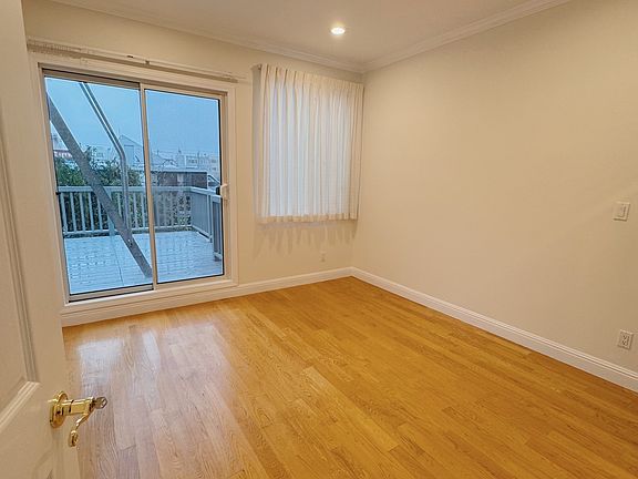 4th image of 326-328 28th Ave