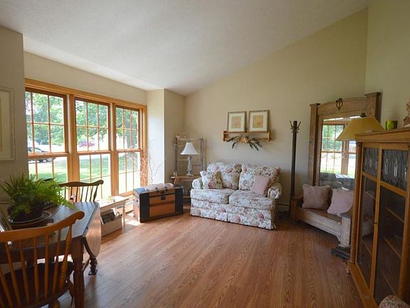 3rd image of 22907 Weymouth Ln
