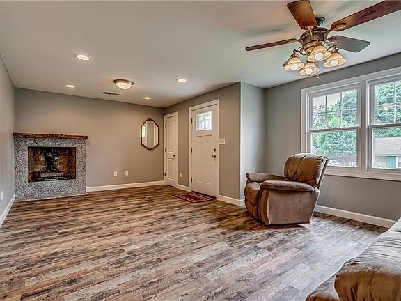 3rd image of 207 Florida Dr