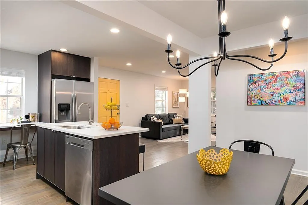 3 bed, 2.0 bath, 1260 sqft, $2,995 — Photo 4
