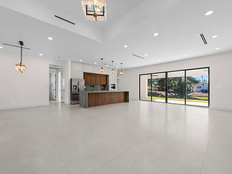 621 NW 42nd Ave — Photo 6