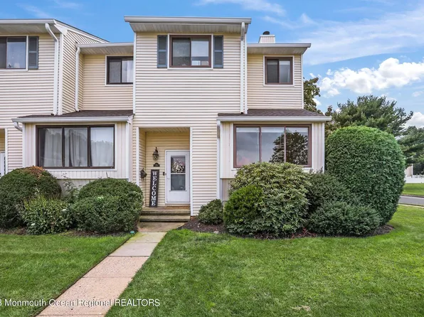 211 Clubhouse Dr, Middletown, NJ 07748