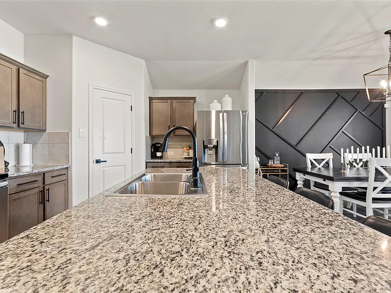 985 Alton Dr — Photo 8