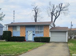 355 McDivitt Ave, Lincoln, IL 62656