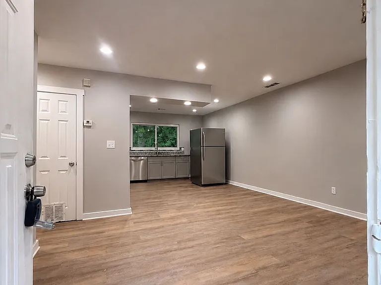 657 Robert E Lee Pkwy — Photo 2