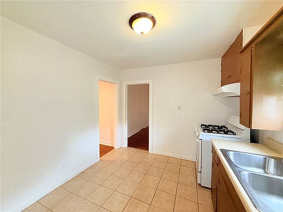 5th image of 507 E Commons St