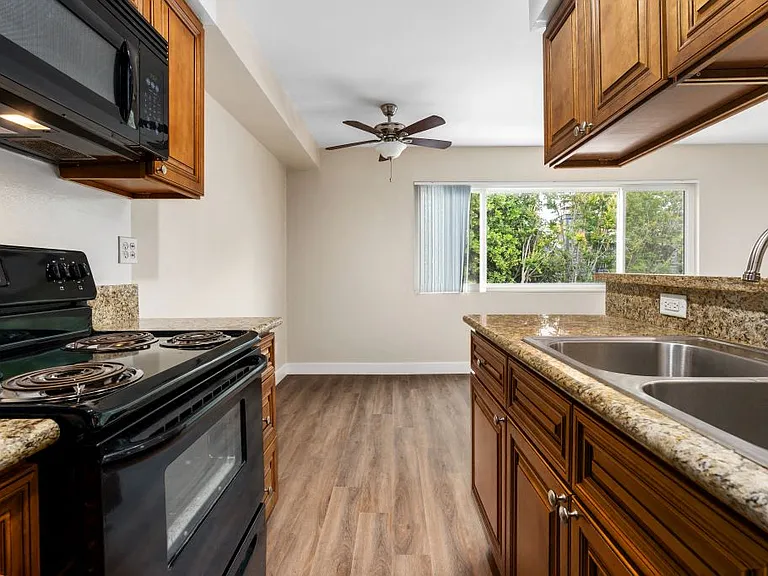 5633-45 N Topanga Canyon Blvd — Photo 42