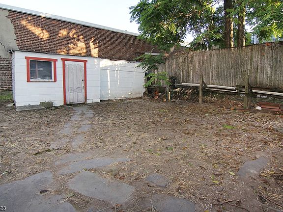 5th image of 125 Parker St