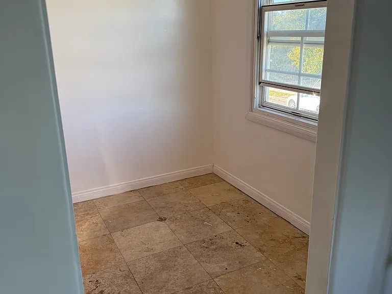 4216 1/2 W Victory Blvd #1/2 — Photo 9