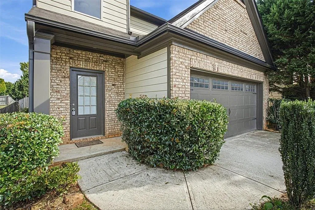 3 bed, 2.5 bath, 2084 sqft, $2,200 — Photo 3