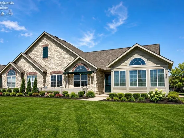 2695 Canterbury Cir #B, Pt Clinton, OH 43452