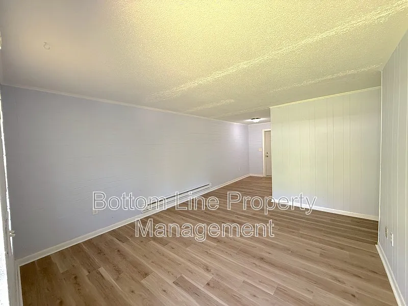 2 bed, 1.0 bath, 800 sqft, $800 — Photo 2