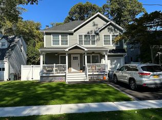 208 Stuyvesant Ave, Merrick, NY 11566