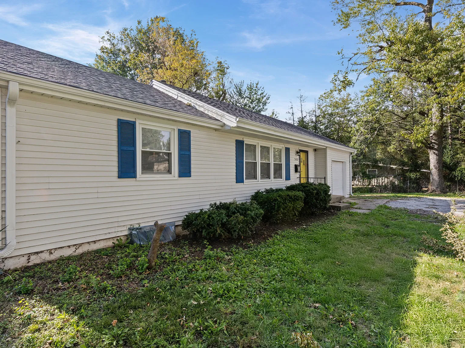 2403 Northeast Shady Lane Drive - 1 — Photo 3