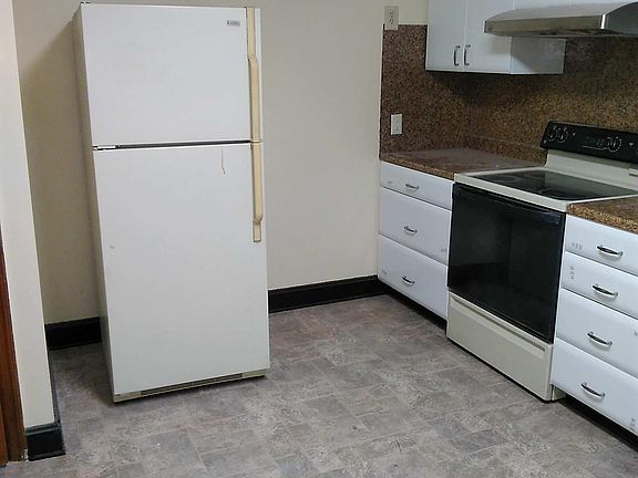 Kitchen picture showing new cabinets and flooring.