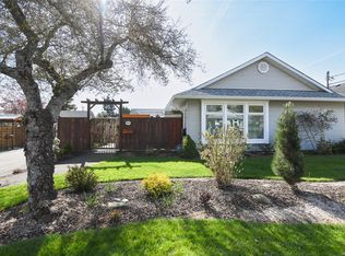 810 Park Pl #A, Courtenay, BC V9N8K6