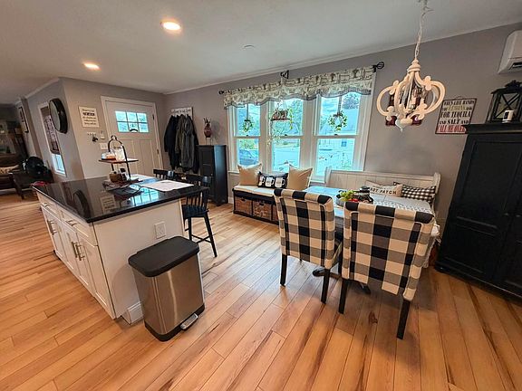 4th image of 98 Maple Street