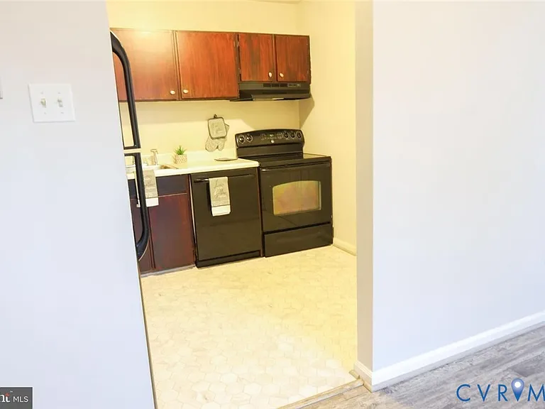 3221 Hunters Mill Dr — Photo 3