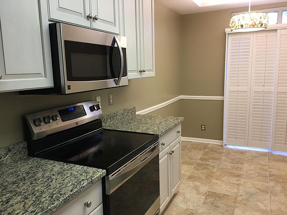 3rd image of 211 Persimmon Dr