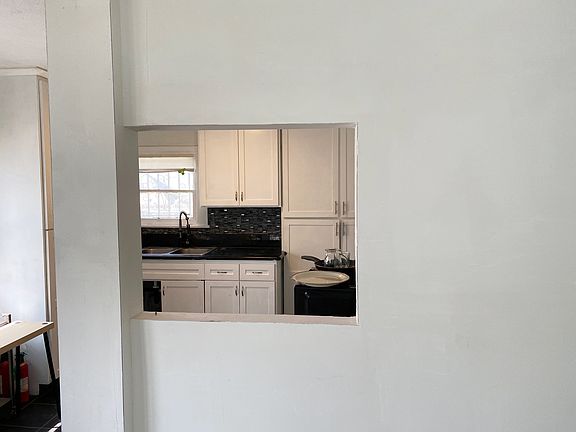 5th image of 1138 1/2 W 60th Pl