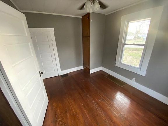 5th image of 903 E Abigail St