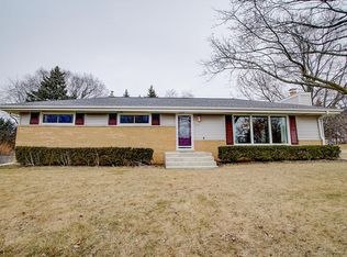 7210 W Squire Ave, Greenfield, WI 53220
