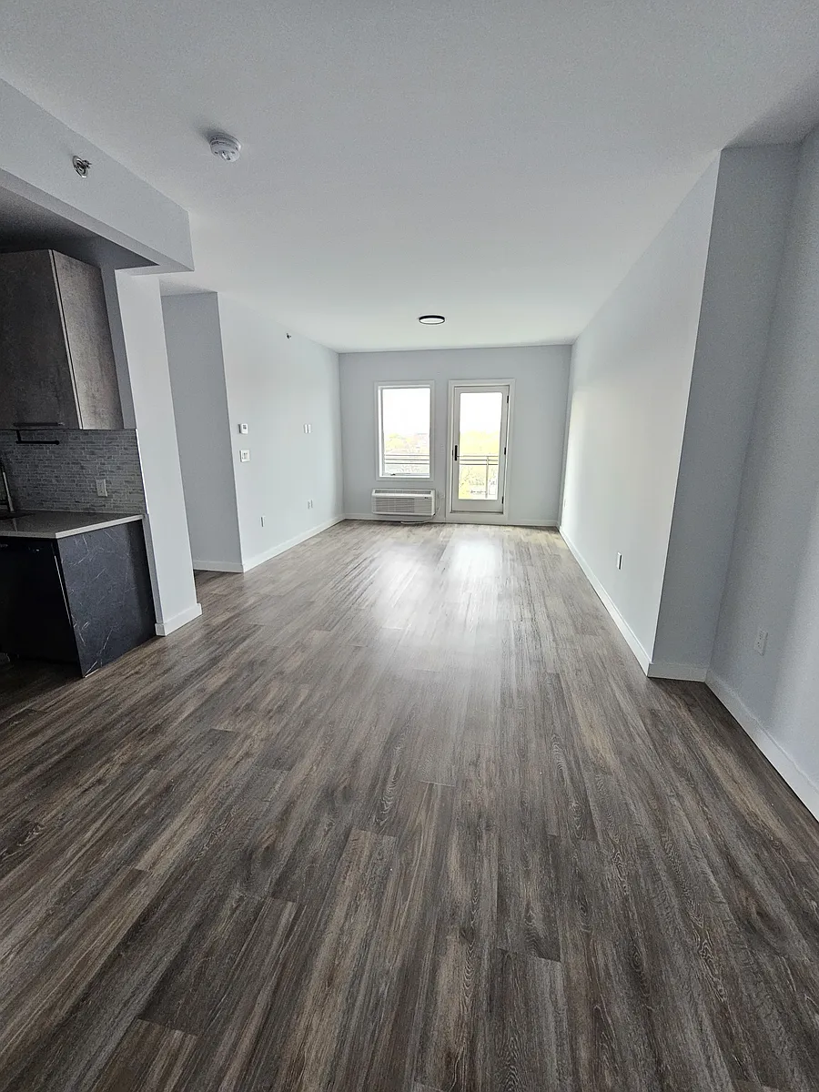 Building Photo - 2733 E 12th St #6F