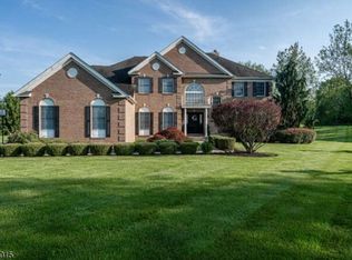 16 Barn Swallow Ct, Stewartsville, NJ 08886