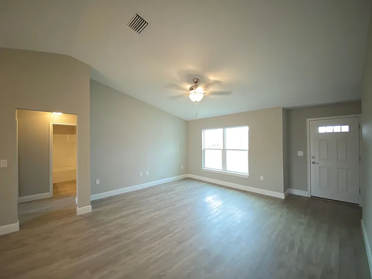 137 Juniper Loop Cir — Photo 5