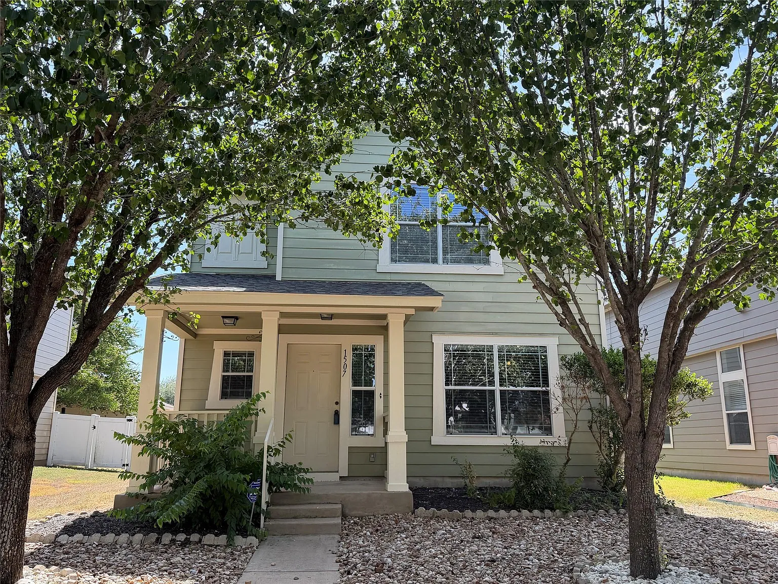 3 bed, 2.5 bath, 1880 sqft, $1,990 — Photo 1