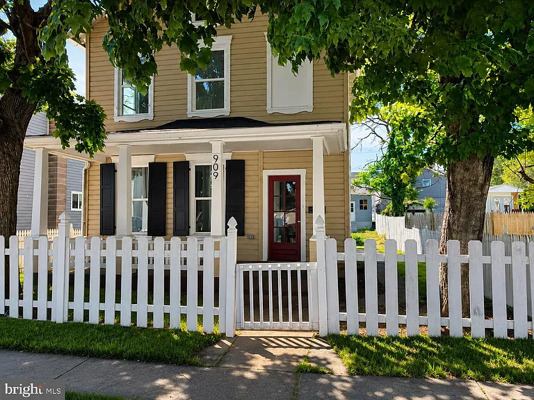 909 Corbett St — Photo 2