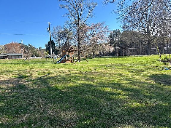 5th image of 1090 Chestnut Grove Rd