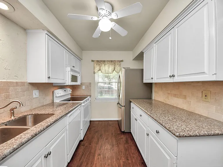 6334 Chevy Chase Dr #17 — Photo 21