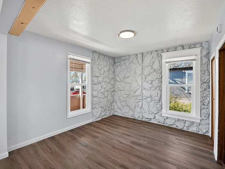 709 E Kiernan Ave — Photo 3