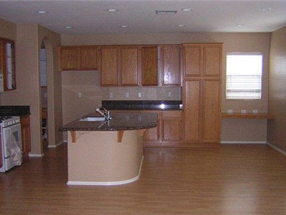 5th image of 44406 Kingston Dr