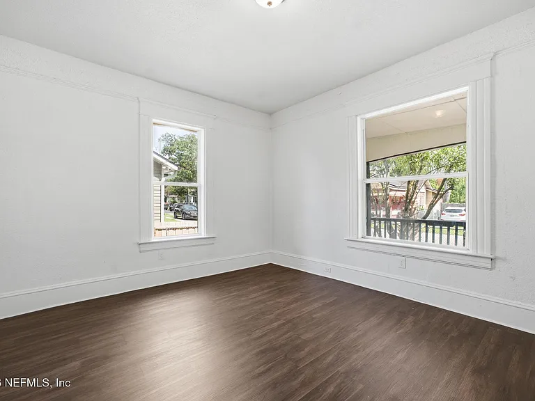 1123 E 14th St — Photo 12