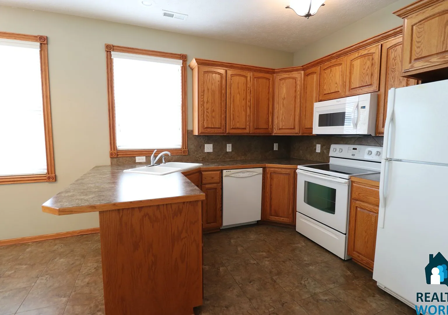 Large 3 Bedroom Townhome — Photo 2