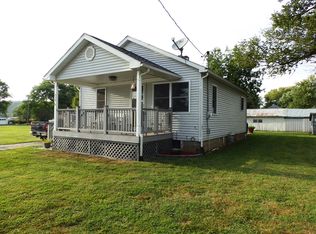 515 Bridge St, Nebo, IL 62355