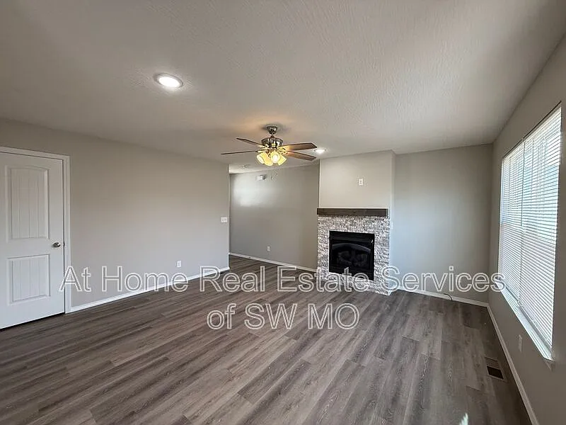 3 bed, 2.0 bath, $1,555 — Photo 3