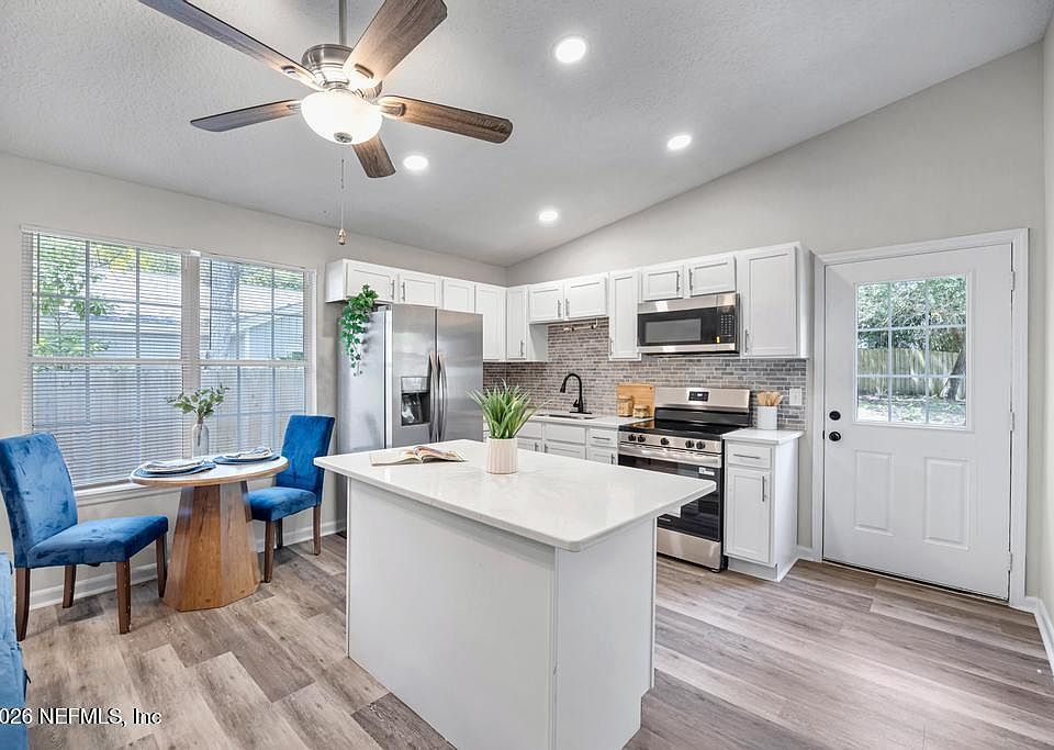 1st image of 215 NESMITH Avenue